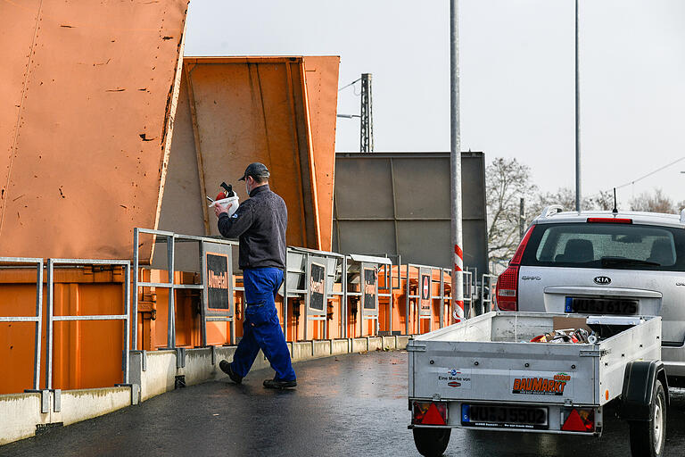 So wie im Wertstoffhof in Ochsenfurt soll es auch in Gerolzhofen aussehen: Über eine Rampe gelangen die Zulieferer auf eine erhöhte Straße. Von dort sind die verschiedenen tieferliegenden Container bequem zu füllen.