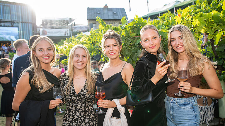 Zahlreiche Menschen besuchen am Donnerstag 20.07.23 das 'Wein am Stein' Weinfest mit der Band 'ClockClock'  beim Weingut Knoll in Würzburg.