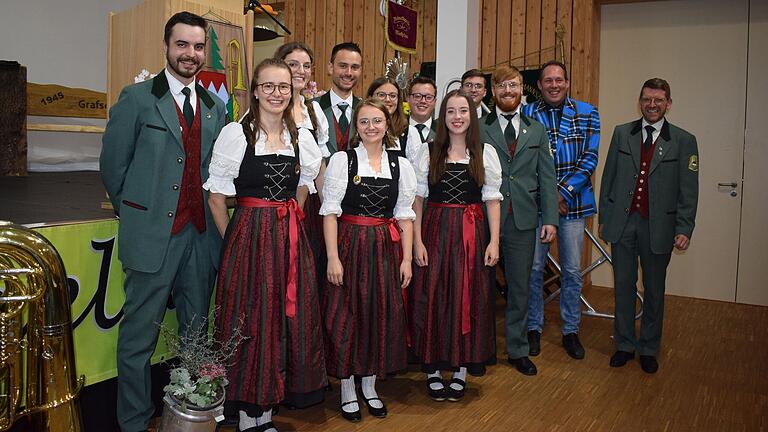 Für zehn Jahre aktives Musizieren wurden geehrt (von links): Nikolas Christian, Helen Lutz, Helena Kaiser, Alexander Vöge, Annika Dolag, Sinja Krauß, Mario Schneider, Julia Schneider, Julian Stahl, Benedikt Scheuerer. Es gratulierten Peter Geb und Marco Wolf. Für zehn Jahre aktives Musizieren wurden geehrt (von links): Nikolas Christian, Helen Lutz, Helena Kaiser, Alexander Vöge, Annika Dolag, Sinja Krauß, Mario Schneider, Julia Schneider, Julian Stahl, Benedikt Scheuerer. Es gratulierten Peter Geb und Marco Wolf.