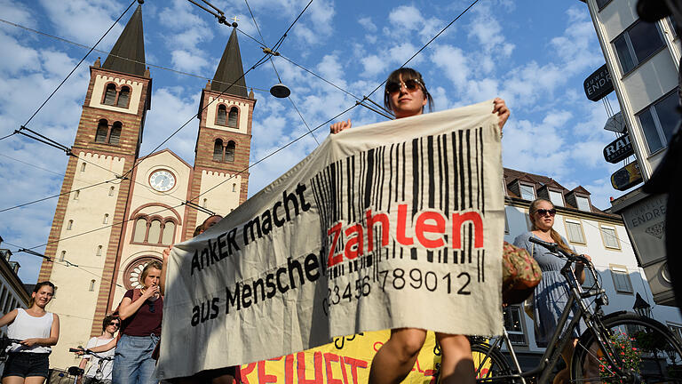 Bayernweite Demo gegen die AnkER-Zentren       -  Um die 100 Menschen demonstrieren am Mittwoch in der Innenstadt in Würzburg gegen die sogenannten AnkER-Zentren.