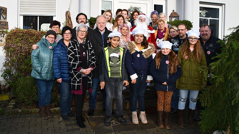 Das Strahlunger Hair House-Team um Chefin Sandra Klein, die Reservisten Kameradschaft aus Großwenkheim sowie im Rahmen der interkommunalen Zusammenarbeit Strahlungens Bürgermeisterin Karola Back und ihr Amtskollege Helmut Blank aus Münnerstadt dankten im Rahmen ihrer 'Rhönherzen-Aktion' für die eingegangenen Spenden zu Gunsten der Sternstunden.