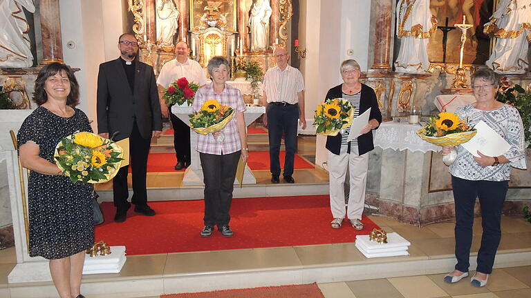 Ehrenamtliches Engagement wurde in der Pfarrei Hausen gewürdigt: Elisabeth Müller (von links), Pfarrer Andreas Heck, Diakon Frank Menig, Angelika Löffler, der Vertreter der Kirchenverwaltung Peter Alberti, Gertrud Weth und Reinhilde Ledermann.