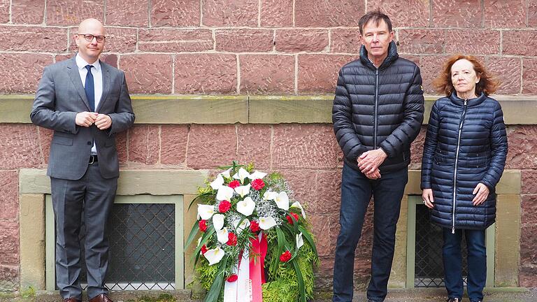 Oberbürgermeister Dirk Vogel (links) legte anlässlich des 100. Geburtstags von Jack Steinberger einen Kranz an dessen Geburtshaus nieder. Rudolf (Mitte) und Marlis Walter (rechts), Freunde der Familie Steinberger, begleiteten ihn hierbei. - Oberbürgermeister Dirk Vogel (links) legte anlässlich des 100. Geburtstags von Jack Steinberger einen Kranz an dessen Geburtshaus nieder. Rudolf (Mitte) und Marlis Walter (rechts), Freunde der Familie Steinberger, begleiteten ihn hierbei. Oberbürgermeister Dirk Vogel (links) legte anlässlich des 100. Geburtstags von Jack Steinberger einen Kranz an dessen Geburtshaus nieder. Rudolf (Mitte) und Marlis Walter (rechts), Freunde der Familie Steinberger, begleiteten ihn hierbei. - Oberbürgermeister Dirk Vogel (links) legte anlässlich des 100. Geburtstags von Jack Steinberger einen Kranz an dessen Geburtshaus nieder. Rudolf (Mitte) und Marlis Walter (rechts), Freunde der Familie Steinberger, begleiteten ihn hierbei.