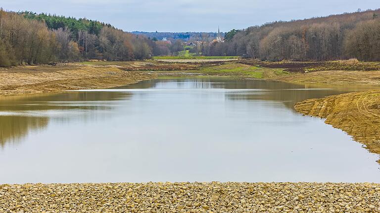 Der Ellertshäuser See füllt sich zusehends. Hinter der Grundsperre haben sich bereits geschätzte 150.000 Kubikmeter Wasser angesammelt.&nbsp;&nbsp;