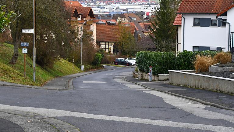 Für die Steinstraße in Niederlauer (Archivbild) gibt es keinen Bebauungsplan. Ob ein Bauvorhaben zulässig ist oder nicht, entscheidet allein das Baurecht.