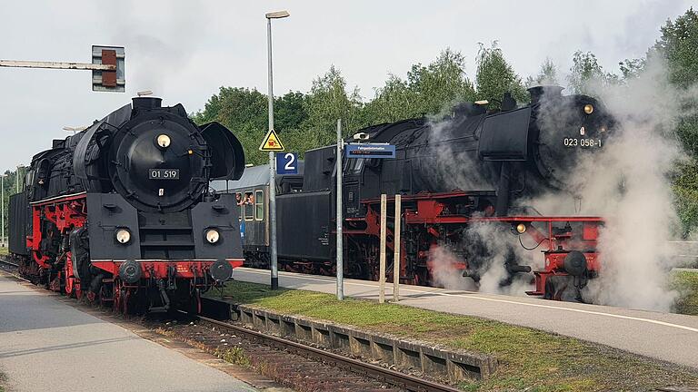 Dampflokomotiven pendelten im Rahmen der Meininger Dampfloktage am Wochenende zwischen Würzburg und Meiningen und machten am Bahnhof in Mellrichstadt Station.