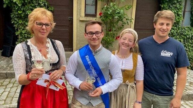 Sie stoßen an auf das diesjährige Kleinlangheimer Weinfestival (von links): Bürgermeisterin Gerlinde Stier, der frisch gekürte Weinprinz Leon Gärtner, die ehemalige Weinprinzessin Julia Kerzner und der Leiter des Weinfestivals Marco Höhn.