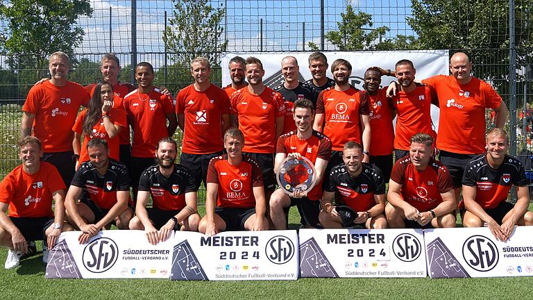 Süddeutscher Meister: die Ü-32-Fußballer des FC Gerolzhofen. Süddeutscher Meister: die Ü-32-Fußballer des FC Gerolzhofen.
