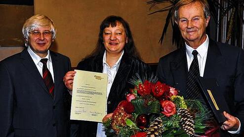 Mit Blumenstrauß: Professor Friedhelm Brusniak (links) mit Förderpreisträgerin Evelyn Schenk und Hans Martin Blank.FRANZ NICKEL