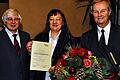 Mit Blumenstrauß: Professor Friedhelm Brusniak (links) mit Förderpreisträgerin Evelyn Schenk und Hans Martin Blank.FRANZ NICKEL