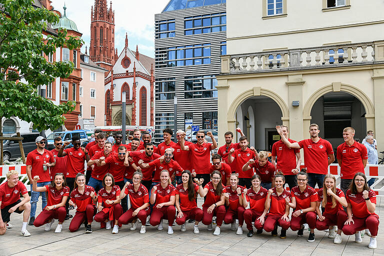 Die beiden aufgestiegenen Mannschaften der Kickers wurden im Innenhof des Rathauses empfangen.