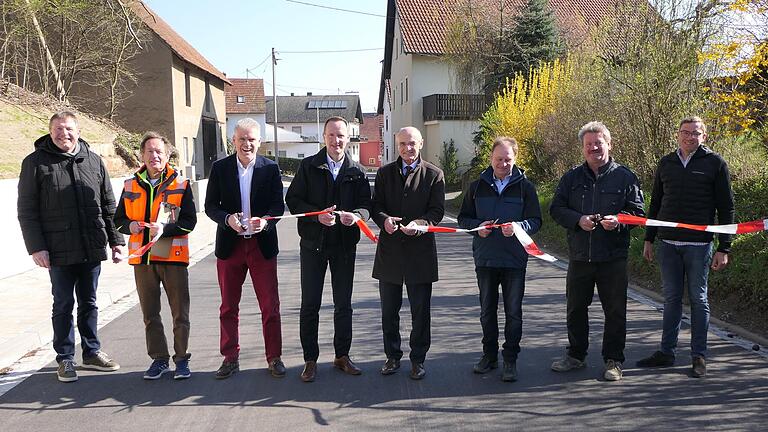 Endlich hat Dippach einen durchgängigen Gehweg an der Kreisstraße HAS 24 'Am Mühlbach'. Die offizielle Eröffnung vollzogen (von links) Alfons Schanz (Tiefbauverwaltung Landkreis Haßberge), Dilbert Kolb (Technisches Büro Werner), Landtagsabgeordneter Steffen Vogel, Bürgermeister Michael Ziegler, Landrat Wilhelm Schneider, Peter Ruck (Technisches Büro Werner), Roland Hartlieb (HART-Bau) sowie der Dippacher Stadtrat Thomas Bauernschmitt.