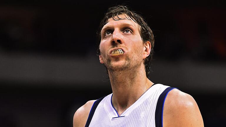 Dirk Nowitzki       -  Der Würzburger Dirk Nowitzki ist der Star der Dallas Mavericks und überzeugt durch ein Mimenspiel, wie es kaum bei einem weiteren Profisportler der Welt zu sehen ist.  Seinen Mundschutz setzt der gebürtige Franke dabei durchaus wirkungsvoll in Szene.