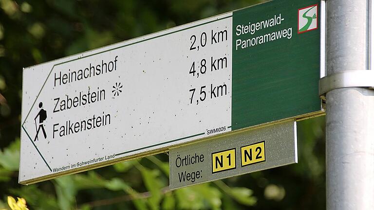 Wer von Anfang Mai bis Anfang dieser Woche diesem Schild in Richtung Heinachshof folgte, war buchstäblich auf dem Holzweg. Der Steigerwald-Panorama-Wanderweg war in diesem Bereich oberhalb von Neuhausen bis zur Forststraße in Richtung Heinachshof längere Zeit praktisch unpassierbar, aber auch zuletzt nur mit Mühe zu begehen.