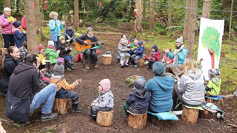 Mit Liedern und einer kleinen Theateraufführung wirkten die Waldkindergartenkinder bei der Einweihung ihres „Waldkindergartens Eichhörnchen“ mit. Links des Gemäldes Gruppenleiterin Daniela Berninger.