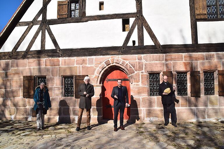 Eva-Maria Papini, Herbert May, Armin Kroder und Markus Rodenberg freuen sich auf die baldige Eröffnung des Badhauses im Freilandmuseum.