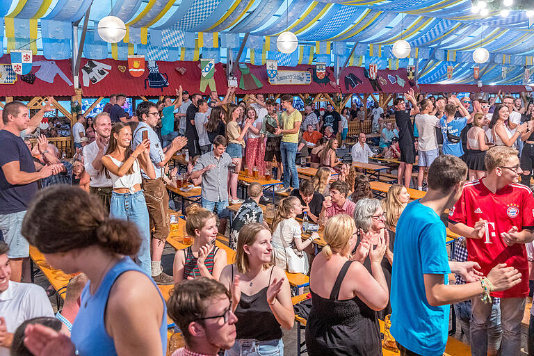 Am letzten Tag der Laurenzi-Messe sorgte die Band 'Die Grumis' im Festzelt für musikalische Unterhaltung.