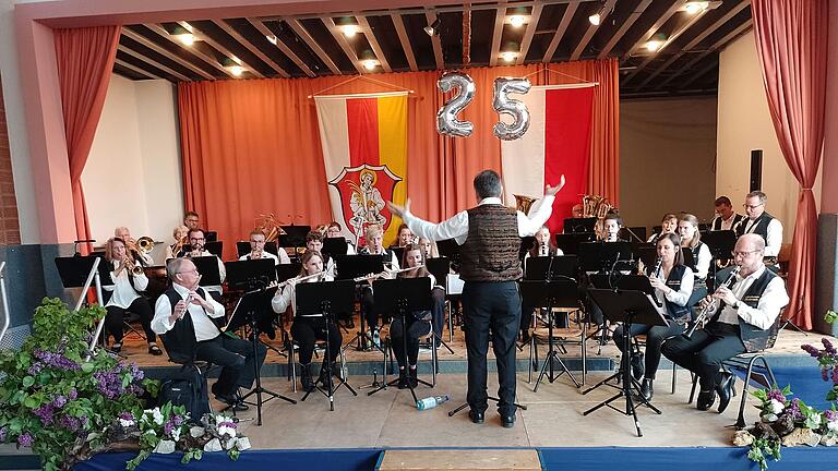 Symphonisches Blasorchester in der vollbesetzen Turnhalle der Grundschule Randersacker.