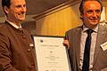 60 Jahre Frankonia in Würzburg       -  Frankonia, Traditionsausstatter auf dem Gebiet Jagd und Sportwaffen, feiert in diesem Jahr sein 60-jähriges Bestehen am Standort Würzburg. Über 100 Gäste, Stammkunden, Firmenvertreter und Mitarbeiter, waren zum großen VIP-Empfang in die Filiale an der Randersacker Straße gekommen. &bdquo;Wir haben eine innige Verbindung mit dem Kunden: Passion und Leidenschaft für die Jagd&ldquo;, sagte Filialleiter Sebastian Steinmetz (links).   Ein besonderer Moment für Steinmetz war, seinem Mentor und ehemaligem Filialleiter Manfred Meusser zum 63-jährigen Dienstjubiläum zu gratulieren. IHK-Bereichsleiter für Kommunikation in Würzburg, Radu Ferendino (rechts) zeigte sich beeindruckt. Ein solches Jubiläum habe auch er noch nicht beglückwünscht. &bdquo;Das zeigt anderen Unternehmen, was möglich ist', sagte er.  Er überreichte die IHK-Ehrenurkunde an Steinmetz und erwähnte, dass in Würzburg 234 Einzelhändler existieren, die über 60 Jahre bestehen. Bei der Feier wurde  ein 150 Kilogramm schwerer Bronzehirsch des inzwischen verstorbenen Bildhauers Fritz von Grävenitz zugunsten der Station Regenbogen der Elterninititive leukämie- und tumorkranker Kinder an der Uniklinik versteigert. Für 5400 Euro wechselte der Hirsch - ein einmaliges Stück Frankoniageschichte - den Besitzer. &bdquo;Unser Ziel ist es, künftig ambulante Palliativversorgungen für erkrankte Kinder zu ermöglichen&ldquo;, erläuterte Jana Lorenz-Eck von der Station Regenbogen. Foto: Frankonia