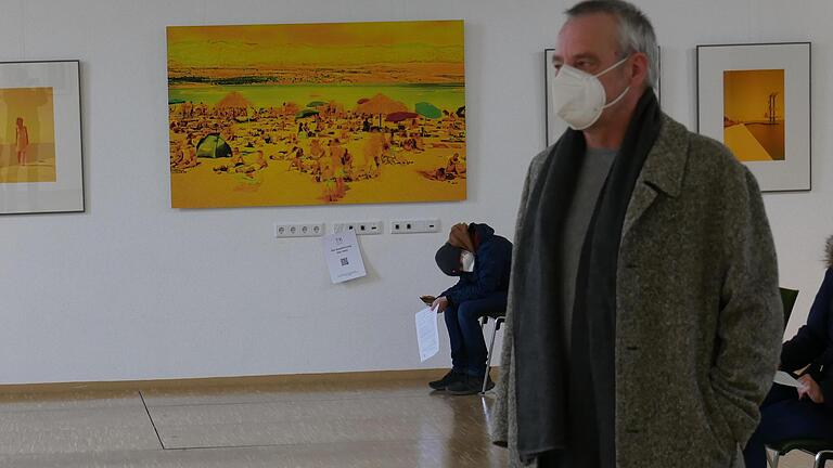 Der Fotodesigner Thomas Kohnle in der Alten Turnhalle in Lohr, die aktuell als Schnelltestzentrum genutzt wird. Im Hintergrund ausgestellte Bilder seiner Reihe von Strand und Meeresimpressionen. Der Fotodesigner Thomas Kohnle in der Alten Turnhalle in Lohr, die aktuell als Schnelltestzentrum genutzt wird. Im Hintergrund ausgestellte Bilder seiner Reihe von Strand und Meeresimpressionen.