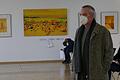 Der Fotodesigner Thomas Kohnle in der Alten Turnhalle in Lohr, die aktuell als Schnelltestzentrum genutzt wird. Im Hintergrund ausgestellte Bilder seiner Reihe von Strand und Meeresimpressionen.