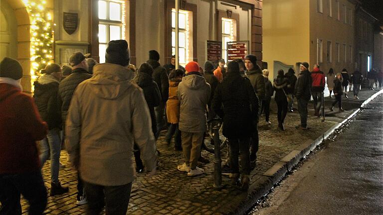 Unter der Überschrift 'Wiesentheid geht spazieren' trafen sich rund 100 Personen, um gegen die Corona-Maßnahmen zu demonstrieren. Unter der Überschrift 'Wiesentheid geht spazieren' trafen sich rund 100 Personen, um gegen die Corona-Maßnahmen zu demonstrieren. 