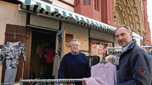 Zum 30. April schließt der kleine Strickwaren-Laden von Diether (links) und Joachim Rudig an der Marienkirche. Wie es mit dem Lädle weitergeht, steht noch nicht fest. Zum 30. April schließt der kleine Strickwaren-Laden von Diether (links) und Joachim Rudig an der Marienkirche. Wie es mit dem Lädle weitergeht, steht noch nicht fest.