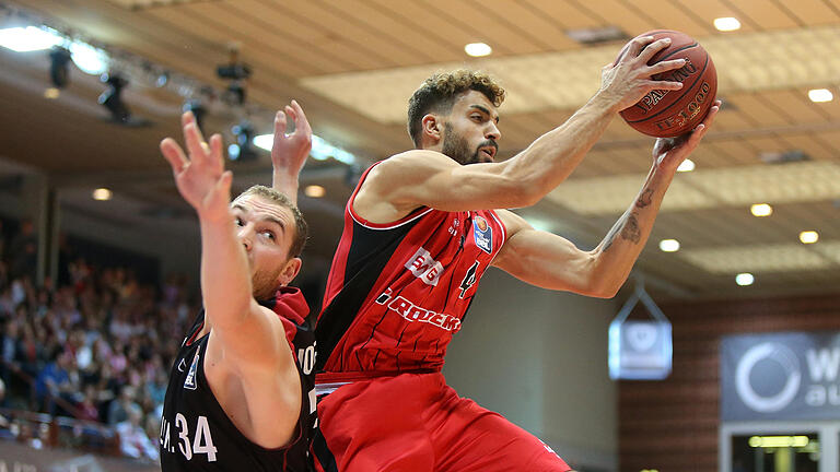 s.Oliver Würzburg gegen Gießen 46ers       -  Felix Hoffmann (s.Oliver Würzburg) im Zweikampf mit Joshiko Saibou (Gießen 46ers).