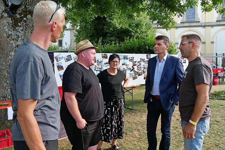 Die Schilderungen der Gäste aus dem Ahrtal bewegt die Hausener im Biergarten des Eventcenters Fährbrück. Von links: Frank Sendner, Andreas Marquard aus Dernau an der Ahr, Helga Biedermann, Bürgermeister Bernd Schraud und Marco Hetterich. Die Schilderungen der Gäste aus dem Ahrtal bewegt die Hausener im Biergarten des Eventcenters Fährbrück. Von links: Frank Sendner, Andreas Marquard aus Dernau an der Ahr, Helga Biedermann, Bürgermeister Bernd Schraud und Marco Hetterich.