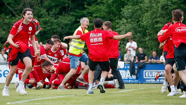 Ein Bild vom 20. Mai 2022: Spieler, Betreuer und Anhänger der TuS Frammersbach feiern nach dem 2:2 gegen direkten Rivalen ASV Rimpar die Meisterschaft in der Bezirksliga West. Am Sonntag treffen die beiden Kontrahenten zum Landesliga-Spiel in Rimpar erneut aufeinander. Ein Bild vom 20. Mai 2022: Spieler, Betreuer und Anhänger der TuS Frammersbach feiern nach dem 2:2 gegen direkten Rivalen ASV Rimpar die Meisterschaft in der Bezirksliga West. Am Sonntag treffen die beiden Kontrahenten zum Landesliga-Spiel in Rimpar erneut aufeinander.