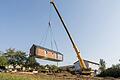 Peter Appels Tiny House ist per Schwertransport nach Ottendorf gekommen. Ein Kran hat das Häuschen dann auf den finalen Stellplatz gesetzt.&nbsp;