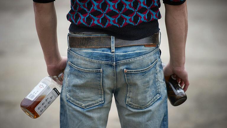 Weil bei einer Geburtstagsfeier die Getränke ausgegangen waren, klaute ein 25-Jähriger zwei Schnapsflaschen und eine Whiskeyflasche – das brachte ihn jetzt hinter Gitter. Weil bei einer Geburtstagsfeier die Getränke ausgegangen waren, klaute ein 25-Jähriger zwei Schnapsflaschen und eine Whiskeyflasche – das brachte ihn jetzt hinter Gitter. 