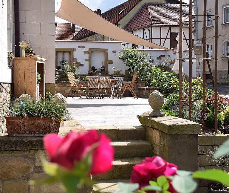 Die Terrasse am neu gebauten Haus gestaltete das Ehepaar Böhm mit viel Sandstein und Pflanzen, wodurch eine besondere Wohlfühl-Atmosphäre entsteht. Die Terrasse am neu gebauten Haus gestaltete das Ehepaar Böhm mit viel Sandstein und Pflanzen, wodurch eine besondere Wohlfühl-Atmosphäre entsteht.