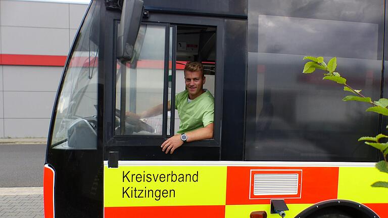 David Möslein hat eine Doppelfunktion: Er ist Busfahrer und Assistent des Arztes. David Möslein hat eine Doppelfunktion: Er ist Busfahrer und Assistent des Arztes.