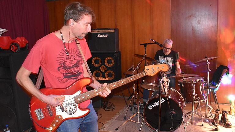 Etwas lauter wird es in der Lohrer Stadthalle beim Auftritt der heimischen Band Kuder. Torsten Ruf (rechts) und sein Bruder Markus spielen 'Noise-Rock'.&nbsp;