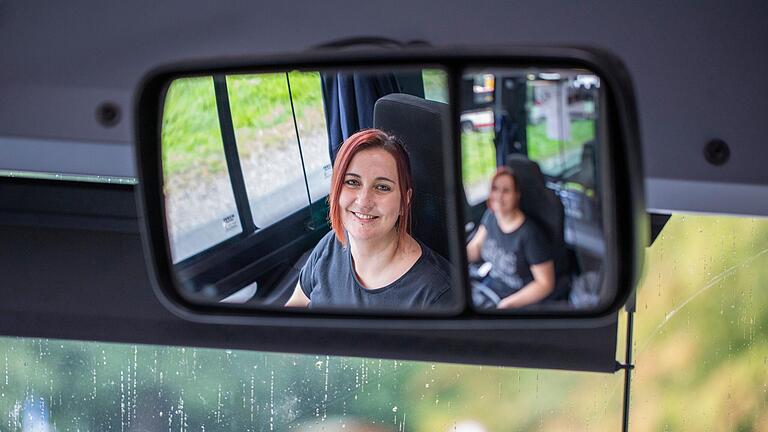 Sabrina Altieri aus Ebelsbach ist leidenschaftliche Busfahrerin. Das Bild zeigt sie im Rückspiegel von 'Giovanni', wie sie ihren Bus, ihr Arbeitsgerät, getauft hat.