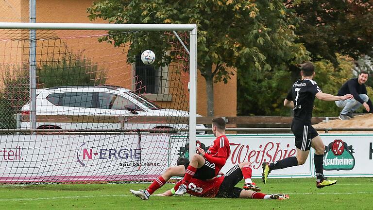 Drin das Ding: Dominik Lautenbach erzielt das 2:0 für den SC Schwarzach gegen die zweite Mannschaft der FT Schweinfurt