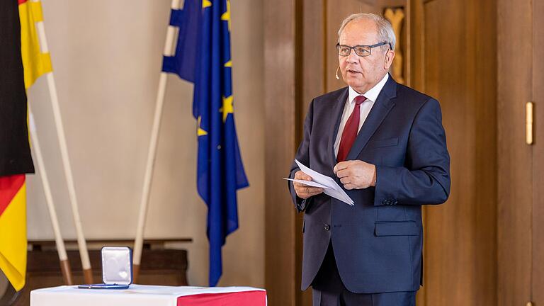 Ehrung verdienter Personen aus den Landkreisen Würzburg, Bad Kissingen und Schweinfurt, die sich in besonderer Weise für die kommunale Selbstverwaltung engagiert haben. Im Landkreis Würzburg wird die Kommunale Verdienstmedaille in Bronze verliehen. Begrüßung durch Regierungspräsident Dr. Eugen Ehmann.