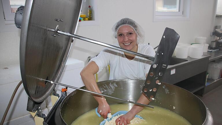 Rebecca Rau beim Abschöpfen des Bruchs.       -  Rebecca Rau beim Abschöpfen des Bruchs.