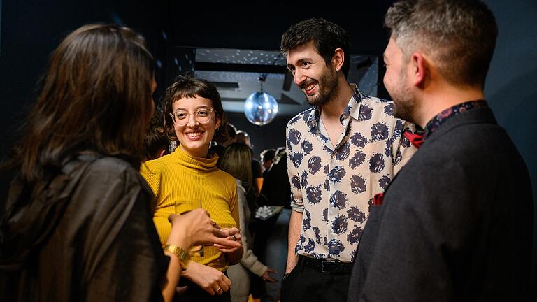 Bariş Yüksel (Zweiter von rechts) und seine Begleitung Andromachi Poulou erzählen von ihren ersten Eindrücken des Abends und freuen sich auf die anstehende Eröffnung der Moritzbar.