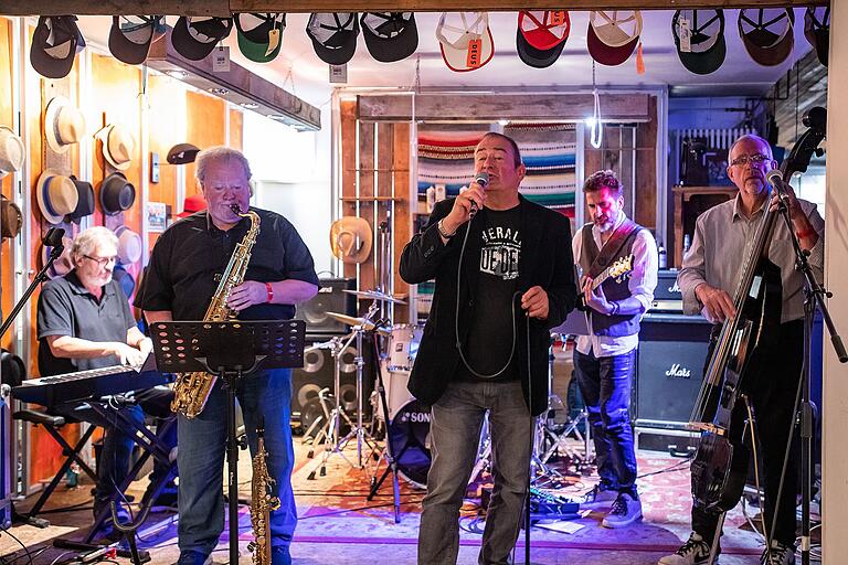 Die Gruppe Moondance spielt eine harmonische Mischung von Swing-Titeln und Jazzballaden im Montana in der Hohe Brückengasse. Die Gruppe Moondance spielt eine harmonische Mischung von Swing-Titeln und Jazzballaden im Montana in der Hohe Brückengasse.