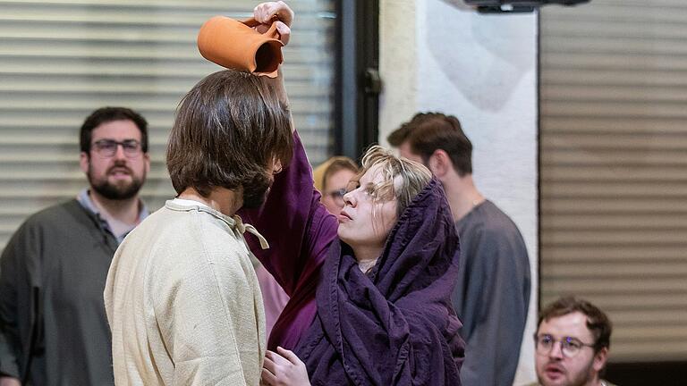 In der Bethanien-Szene salbt Darstellerin Franziska Fasel  als Maria Magdalena Jesus, hier Tobias Garbe, mit kostbarem Öl.