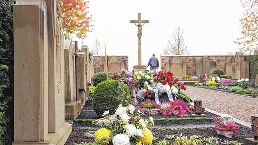 Blick hinüber: Auf dem Egenhäuser Friedhof öffnet ein Fenster die umgebende Mauer für einen Blick hinaus in die Weite. Foto Silvia Eidel FOTO Silvia Eidel