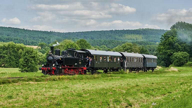 Ab 1. Mai dampft das Rhön-Zügle wieder durch das Streutal. Rund 20 Termine mit Dampf- und Dieselloks stehen bis Anfang Oktober auf dem Fahrplan.  Foto: Florian Trykowski/RhönGmbH