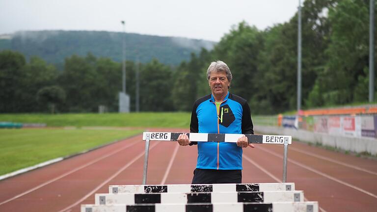 Leichtathletik-Trainer Reinhold Nürnberger in seiner gewohnten Umgebung im Bad Kissinger Sportpark.       -  Leichtathletik-Trainer Reinhold Nürnberger in seiner gewohnten Umgebung im Bad Kissinger Sportpark.