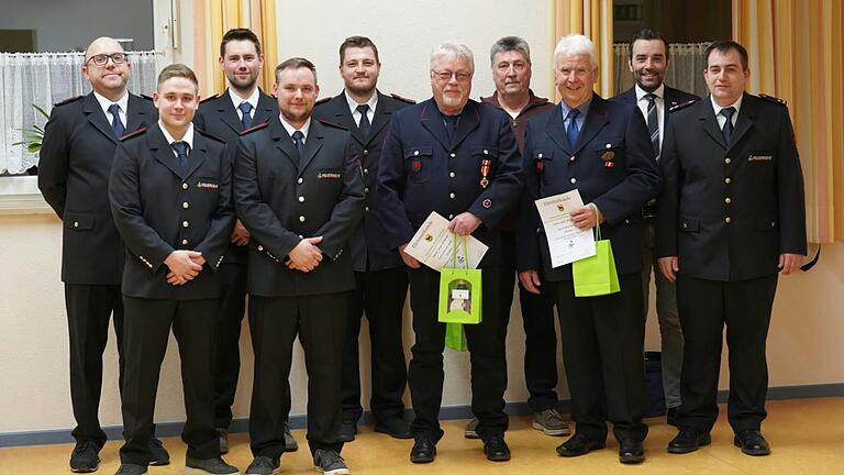 Ehrungen und Beförderungen bei der Feuerwehr Ilmspan von links: Abteilungskommandant Ilmspan Thomas Klug, Maximilian Endres, Philipp Fitterer, Tobias Fitterer, Sebastian Polifka, Hugo Scheiner, Alois Polifka, Alois Brennfleck, Bürgermeister Johannes Leibold und Abteilungskommandant Gerchsheim Mario Körner.