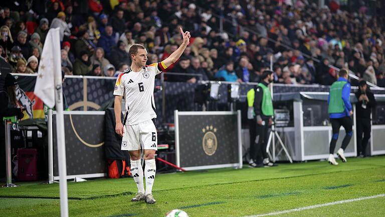 Deutschland - Bosnien-Herzegowina       -  Joshua Kimmich gibt bei der Nationalmannschaft die Richtung vor.