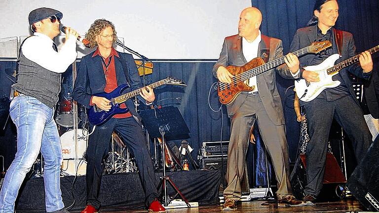 &ldquo;Like a hurricane&ldquo; rockte Georgios Bitzios gemeinsam mit Matthias Köhler, Stefan Hergenröther und Chris Adam die Kulturhallenbühne beim Benefizkonzert.