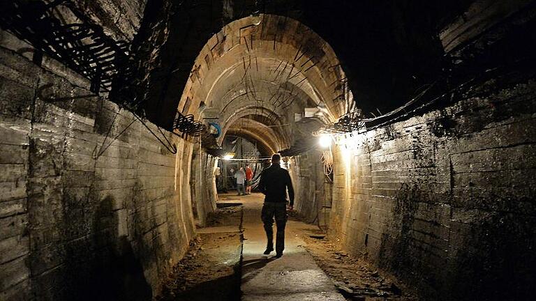 POLAND-GERMANY-HISTORY-WWII       -  Unterirdische Gänge: Unter der Bergarbeiterstadt Walbrzych, dem früheren Waldenburg, verlaufen jede Menge Tunnel. Dieser ist für Touristen zugänglich, andere nicht. Befindet sich dort der Nazi-Zug?