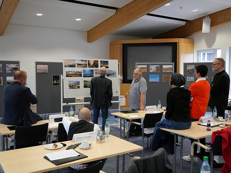 Die Jury um Landrat Thomas Eberth (links) diskutiert die Qualität der Gewinnerfotos. Die Jury um Landrat Thomas Eberth (links) diskutiert die Qualität der Gewinnerfotos.